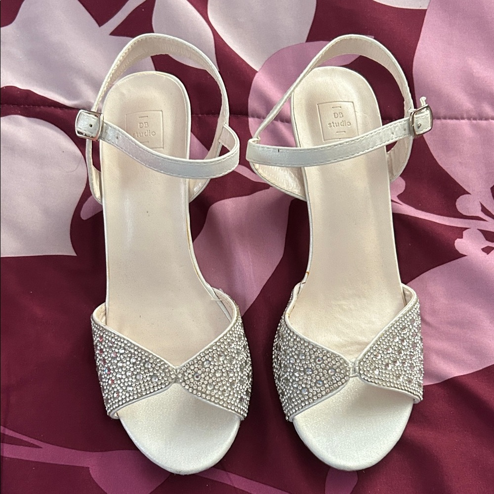Chic Cream Dress Shoes with Rhinestone Accents
